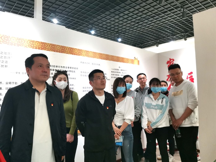 参观学习（王继红摄）.jpg