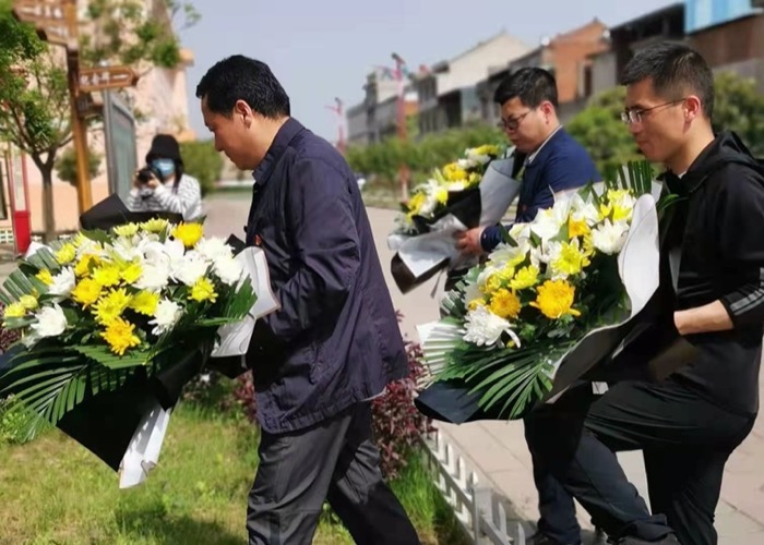 进献花束（王继红摄）.jpg