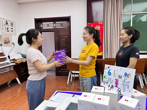 物测公司工会为职工子女送”六一“祝福-摄影 侯思雨.jpg