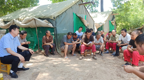 7月5日-7日，一八六公司副总经理陈利群、人力资源部部长吴媛一行4人前往综合勘探工程处、煤田勘探工程处各钻机及矿井地质技术工程一处，与公司新招工人签订了劳动合同。 摄影：陶冶.jpg