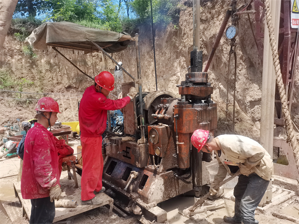 021667356502115196.jpeg 刘磊进行钻机操作(1).jpg