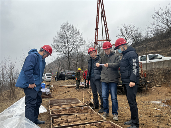 2月23日，一八六公司总工程师郭云，地质勘察研究院院长杨磊、副院长曹理一行3人，到长武县亭口镇地质灾害调查评价项目检查指导工作。摄影：肖荃泽 (1).jpg