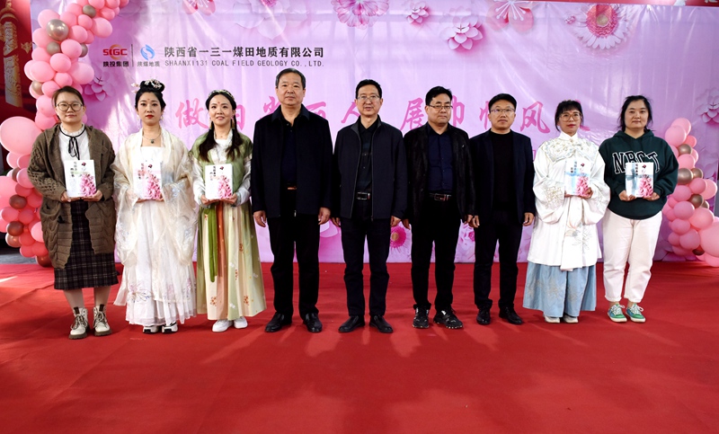 1、公司领导为女工代表赠书。（图：高雪）.JPG