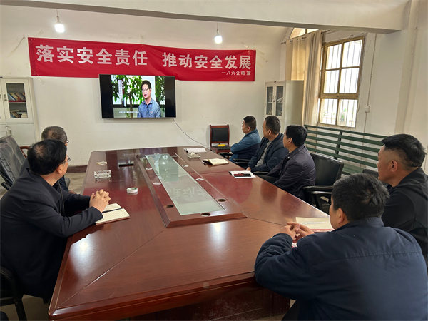 4月25日，一八六公司在彬县工区开展党风廉政宣传教育活动。摄影：杨栋.jpg
