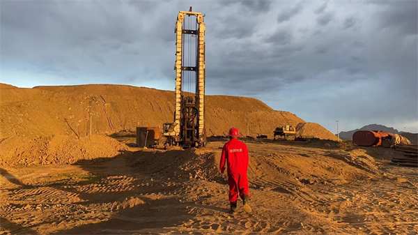 5月27日，一八六公司中标百灵煤矿地面L型水平井L2钻井及压裂工程。摄影：张斌.jpg