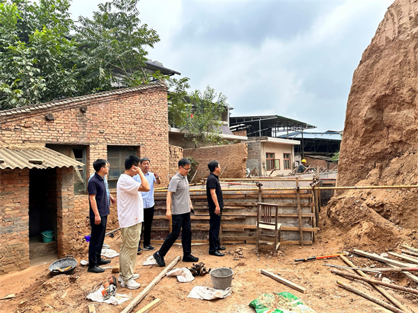 6月28日，由陕煤地质集团技术管理部地质灾害防治专家赵广利、周霄一行组成的检查组，对一八六公司承担的高陵区地质灾害防治项目进行了检查。西安市自然资源和规划局高陵分局地环站站长杨小军、主管李阳，一八六公司总工程师郭云、地质勘察研究院院长杨磊、副院长曹理等人陪同检查。（祁宇璇）.jpg