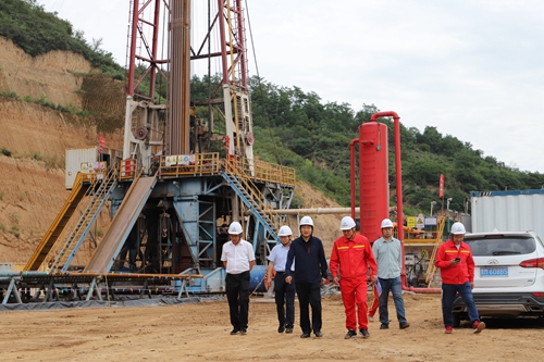 8月24日，陕煤地质集团副总经理冯西会带领信息技术部主任李小军、安全督查专员行星一行，到一九四公司宜川天然气钻井项目开展重大事故隐患排查整治2023行动督导检查，公司党委书记刘小康等陪同。——一九四公司李浩哲摄影报道.jpg