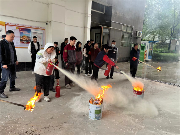 11月3日，一八六公司恒悦物业在高新科技花园小区开展了以“珍爱生命 远离火灾”为主题的消防安全培训及应急演练活动。（王琳）.jpg