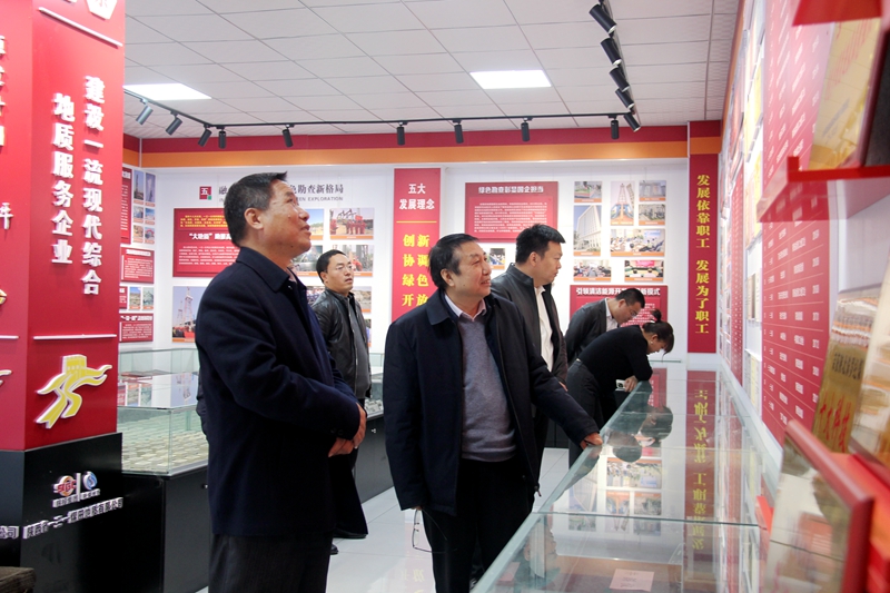 231700702684224282.jpeg 参观展览厅(摄影、徐久容).JPG