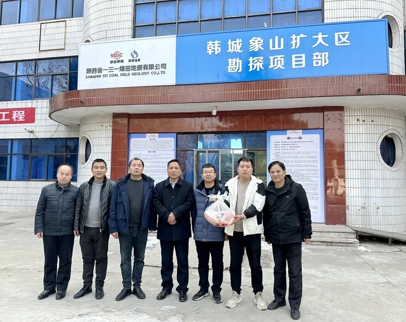 101704878796853203.jpeg 俱养社慰问一线职工1(摄影:刘娇阳)3.jpg