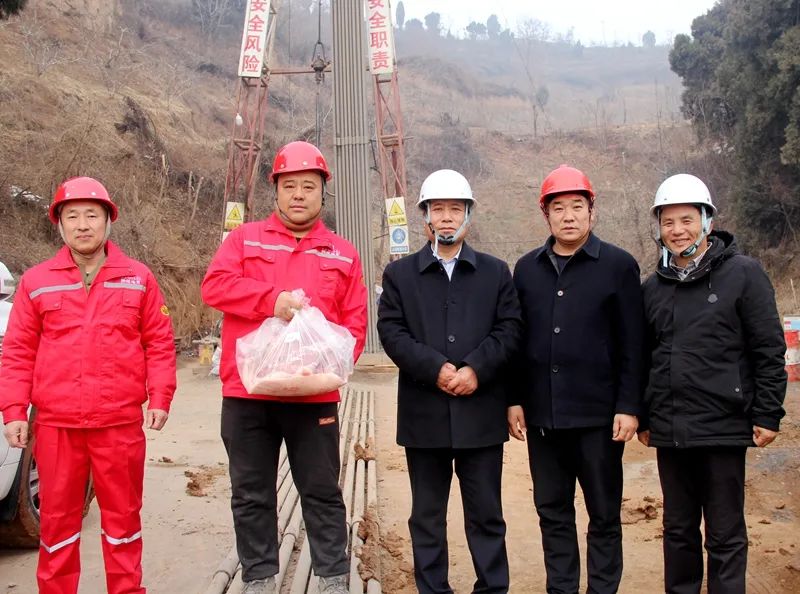 101704878829366521.jpeg 俱养社慰问一线职工(摄影:刘娇阳).jpg