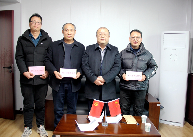 1月25日，陕煤地质工会负责人杨鹏、煤田地质集团公司党委工作部组织处副处长徐鹏华到我公司慰问煤田地质集团级以上劳模（徐久容）.JPG