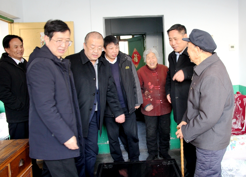 1月25日，陕煤地质工会负责人杨鹏、煤田地质集团公司党委工作部组织处副处长徐鹏华到我公司慰问困难党员。（徐久容）.JPG