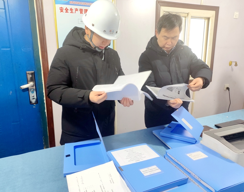 041707037328723258.jpeg 杨永柱一行到公司开展春节前安全督导检查(摄影:苏岩).jpg
