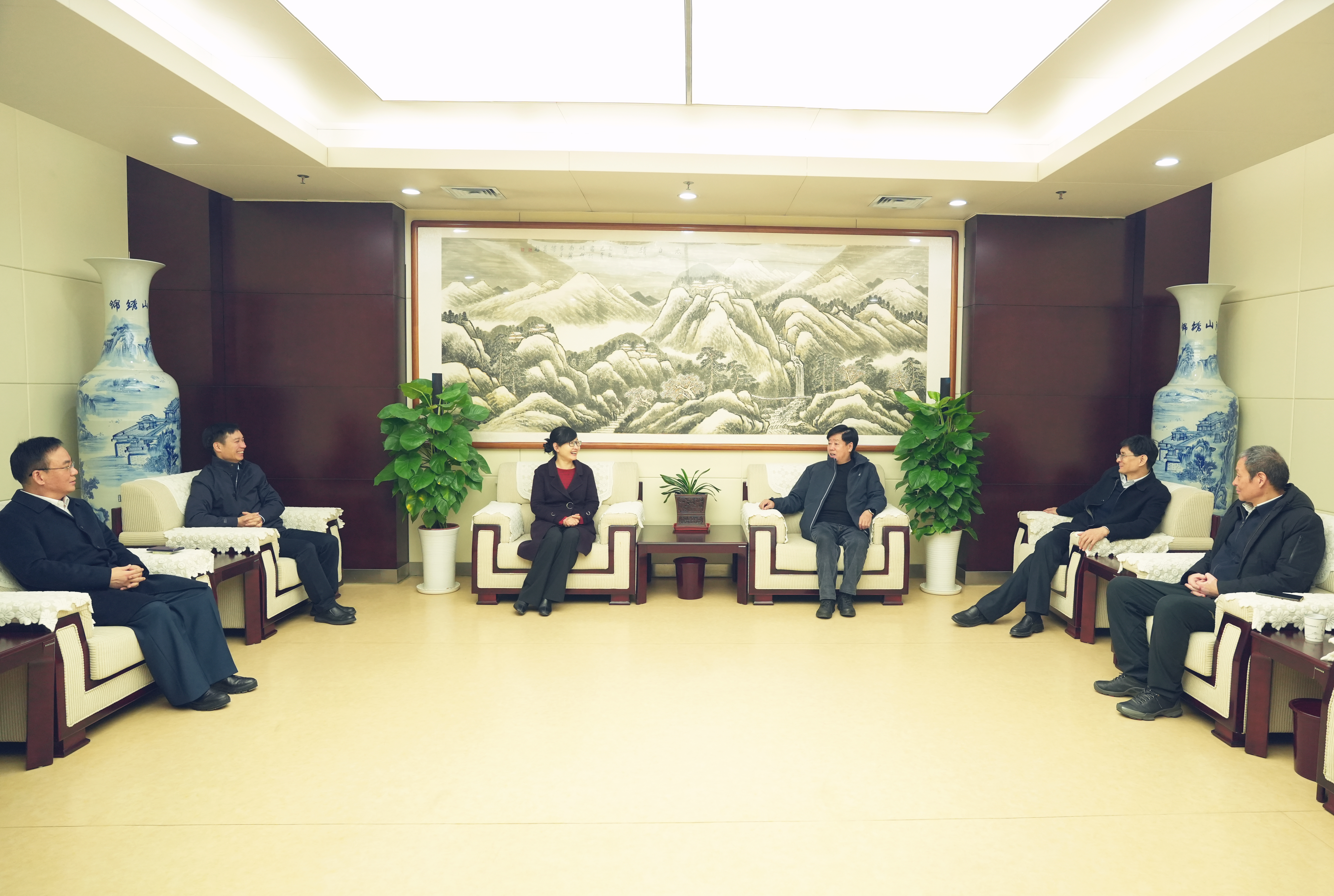 2月18日 陕投党委副书记 刘丽一行到陕煤地质走访慰问 党飞航摄2.JPG