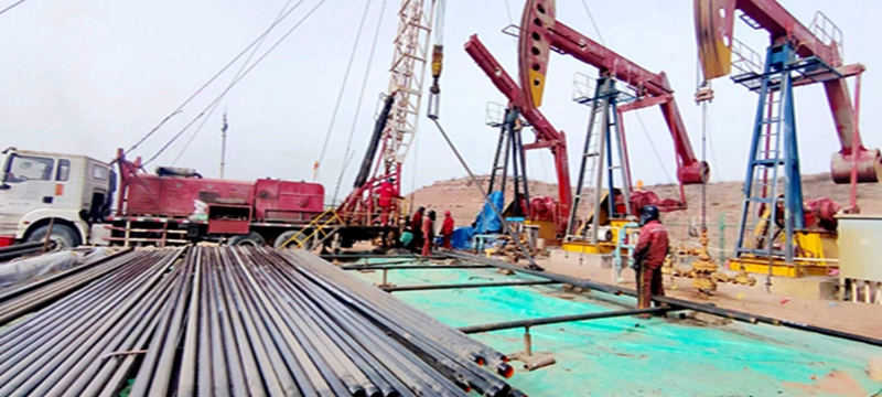 201708394556260979.jpeg 2月19日,油气技术服务公司山西保德中石油煤层气修井项目人员正在紧张施工。(竹树勇摄).jpg