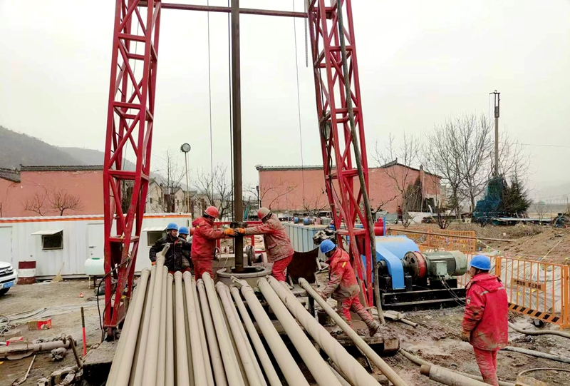 201708394616317564.jpeg 2月19日,彬长公司下沟煤矿膏体充填钻孔工程人员正在进行施工。(姚晨杰摄).jpg