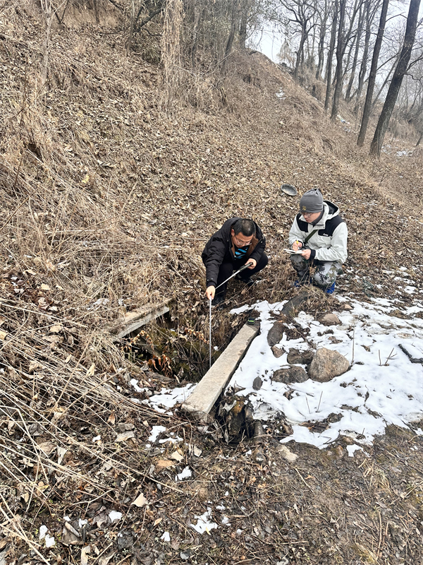 一八六公司地质勘察研究院复工复产后地质技术人员开展地质填图工作.jpg