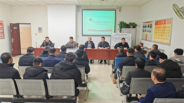 2月14日上午，一八六公司矿井地质技术工程一处崔木项目部组织员工开展了安全教育培训。摄影：王振宇 (2).jpg