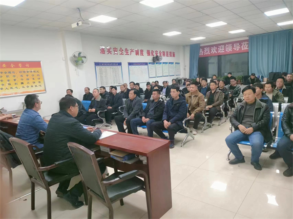 2月14日上午，一八六公司矿井地质技术工程一处崔木项目部组织员工开展了安全教育培训。摄影：王振宇 (1).jpg
