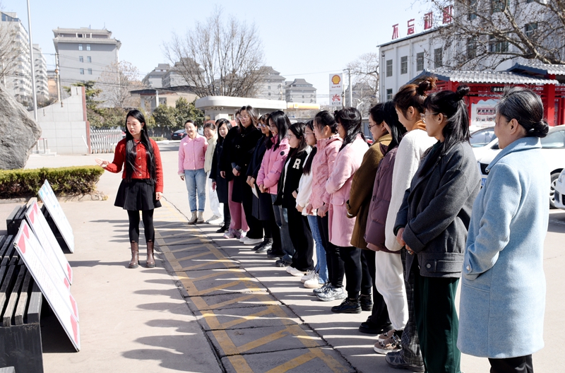 121710204632418603.jpeg 2.女工委员带领宣传《女职工劳动保护特别规定》摄影:高雪).jpg