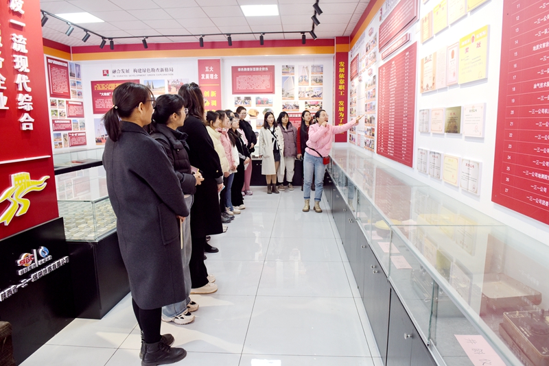 121710204643106478.jpeg 3.组织女职工参观公司展览室并讲解(摄影:高雪).jpg