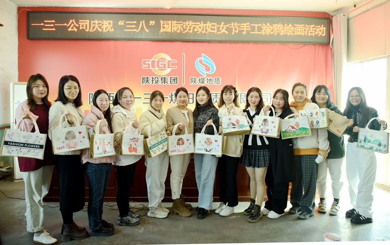 121710204663843412.jpeg 4.开展手工涂鸦绘画活动(摄影:刘娇阳).jpg