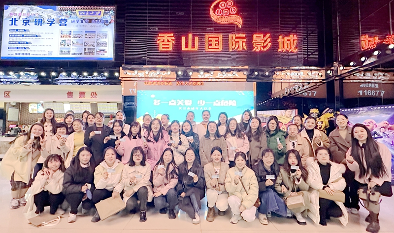 121710204679107937.jpeg 5.观看电影《热辣滚烫》(摄影:刘娇阳).jpg