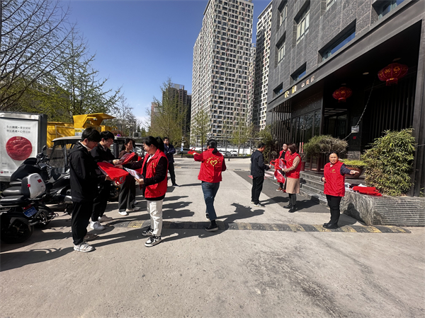 3月28日，一八六公司组织志愿者开展了文明交通宣传志愿服务活动。摄影：郭玉佳 (2).jpg
