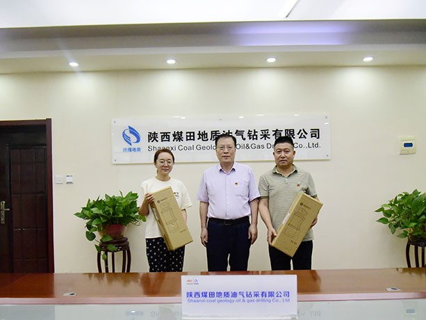 7.31刘方摄影-在中国人民解放军建军97周年来临之际,油气公司组织开展庆“八一”走访慰问退役军人活动,向公司在职退役军人致以诚挚问候和节日祝贺,并为他们送上慰问品1.jpg