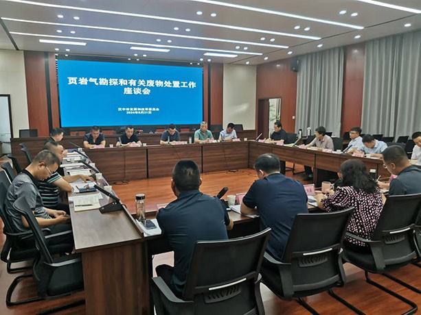 8.20-.821贺晓强和惠春摄影- 省发改委环资处王少勋、省能源局油气处冯新宏一行深入陕煤地质油气公司镇巴页岩气勘探项目调研(1).jpg