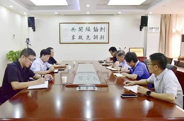 8.23张晓华和宫聪飞摄影-谢辉到油气公司调研 (1).jpg