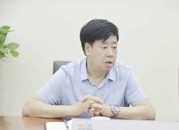 8.23张晓华和宫聪飞摄影-谢辉到油气公司调研 (2).jpg