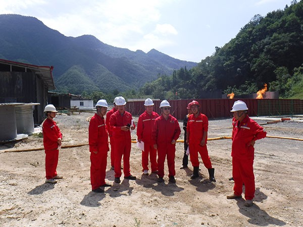 8.27陈西峰摄影-陕煤地质集团安监部主任张鑫一行到油气公司镇巴页岩气项目进行安全督导检查 (1).jpg