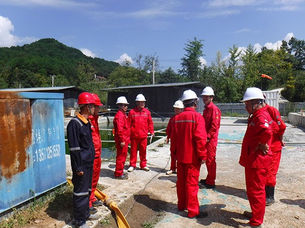 8.27陈西峰摄影-陕煤地质集团安监部主任张鑫一行到油气公司镇巴页岩气项目进行安全督导检查 (2).jpg