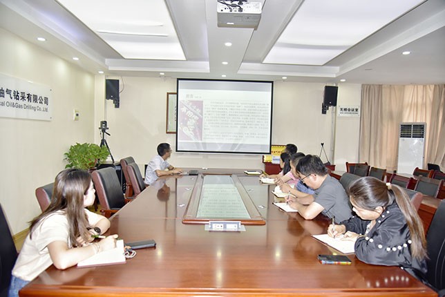 9.5张晓华摄影-油气公司副总经理、总工程师田涛宣讲专题党课 (1).jpg