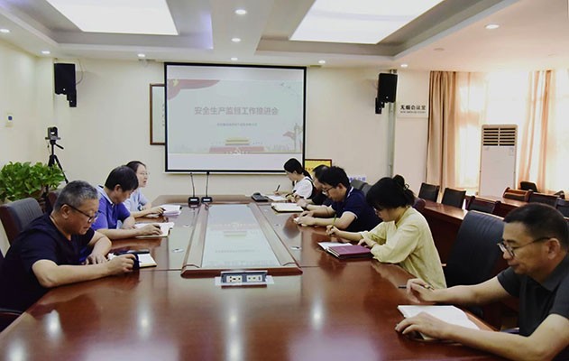 侯涛、张晓华和胡静摄影 -油气公司纪委扎实开展安全生产专项监督工作 .jpg