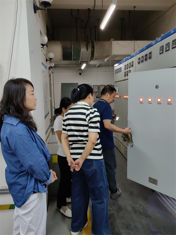 9月27日，一八六公司恒悦物业开展国庆节前安全检查及卫生大扫除活动 摄影：王琳 (1).jpg