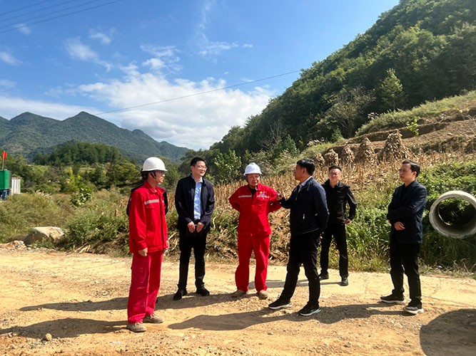 宁鹏飞摄影-镇巴县委书记韩雄一行到油气公司镇巴页岩气项目调研2.jpg