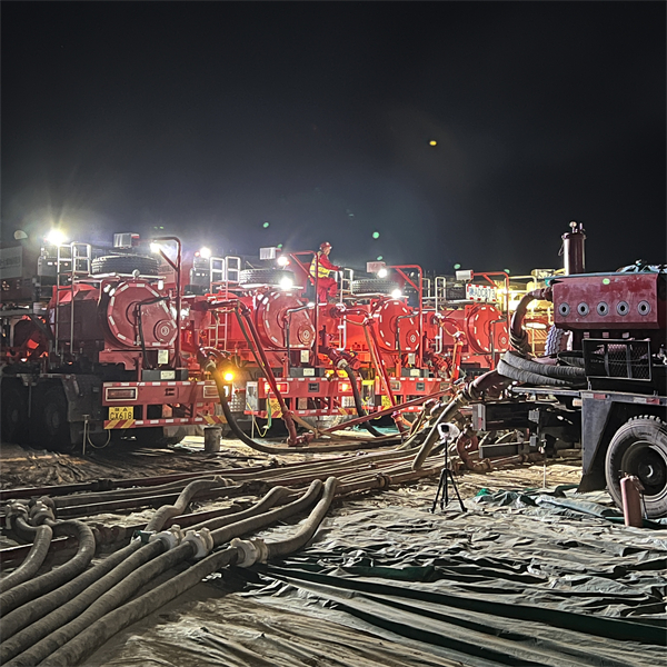 211729473220784470.jpeg 近日,一八六公司22315工作面地面水平井分段压裂项目顺利竣工。图为夜间施工场景。摄影:解坤轩.jpg