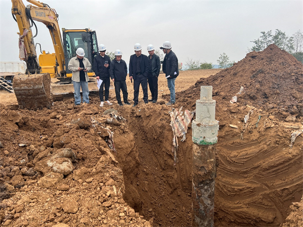 211729473238892135.jpeg 近日,一八六公司22315工作面地面水平井分段压裂项目顺利竣工。图为封孔施工。摄影:解坤轩.jpg