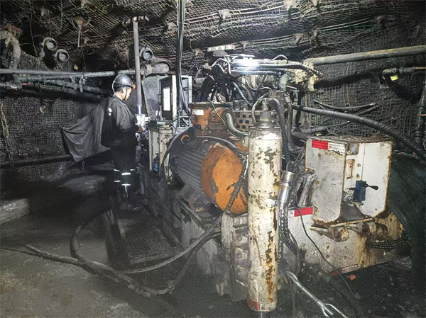 近日，一八六公司管理实施的长治煤业15205回风顺槽顶板定向长钻孔施工工程顺利完工。摄影：李伟 (3).jpg