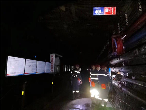 近日，一八六公司矿井地质技术工程一处负责施工的葫芦素煤矿井下解危卸压项目，顺利开工。（白剑） (2).jpg