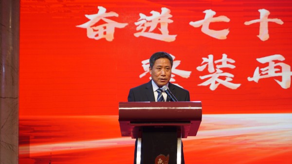 4.党委书记俱养社主持大会.jpg