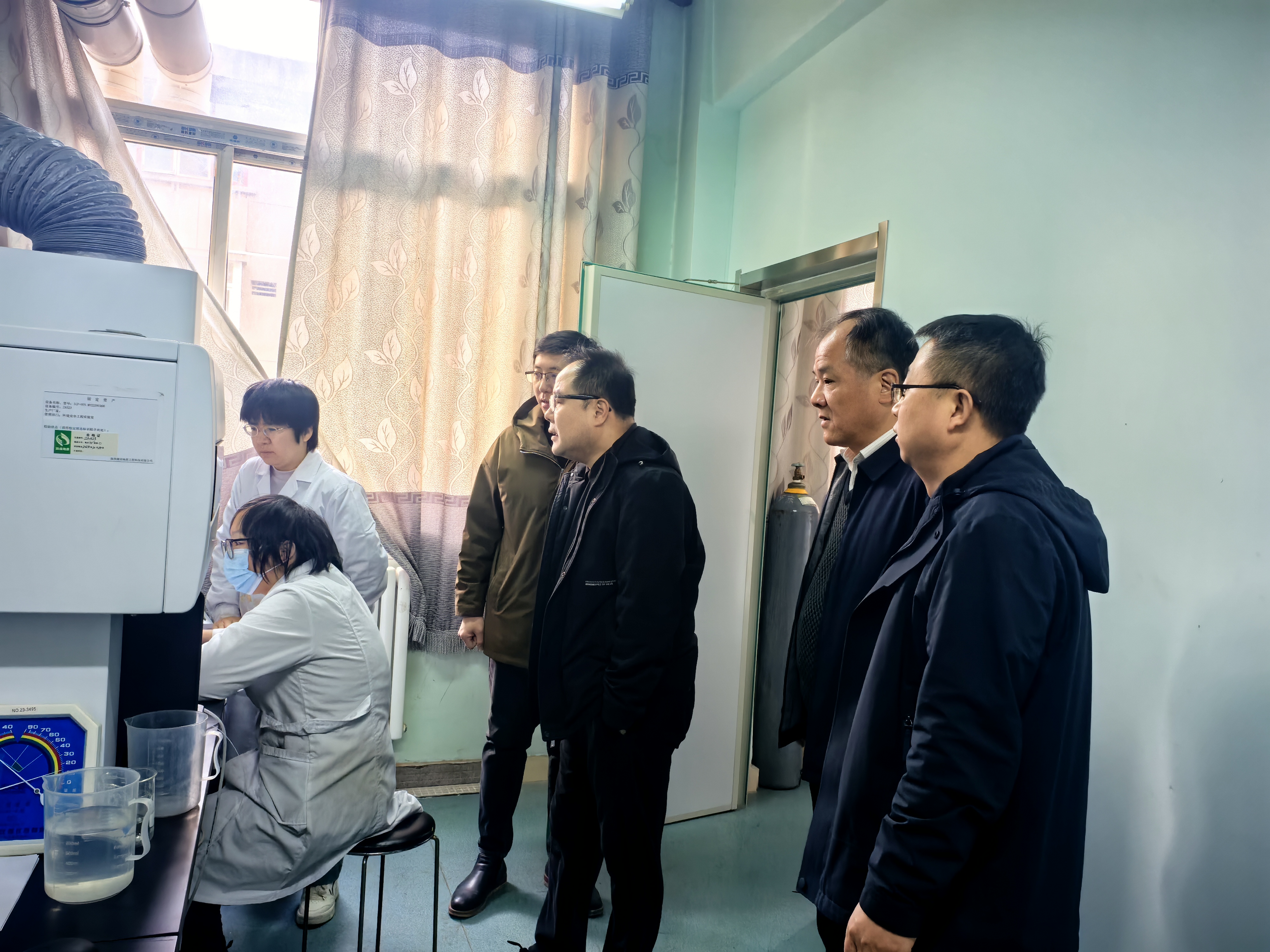 121739324081926375.jpeg 2月7日,陕煤地质集团党委书记、董事长毛冬红到工程科技公司调研指导,工程科技公司党总支书记、董事长及领导班子成员全程陪同。毛冬红深入各个工作岗位,与一线员工亲切交谈。员工们积极反馈工作情况,毛冬红认真倾听,凭借自身丰富经验,与大家一同探讨分析市场现状及行业发展趋势,让员工们切实感受到集团领导的关怀与重视,现场交流气氛热烈,员工工作热情高涨。(摄影:王玺)-3.jpg