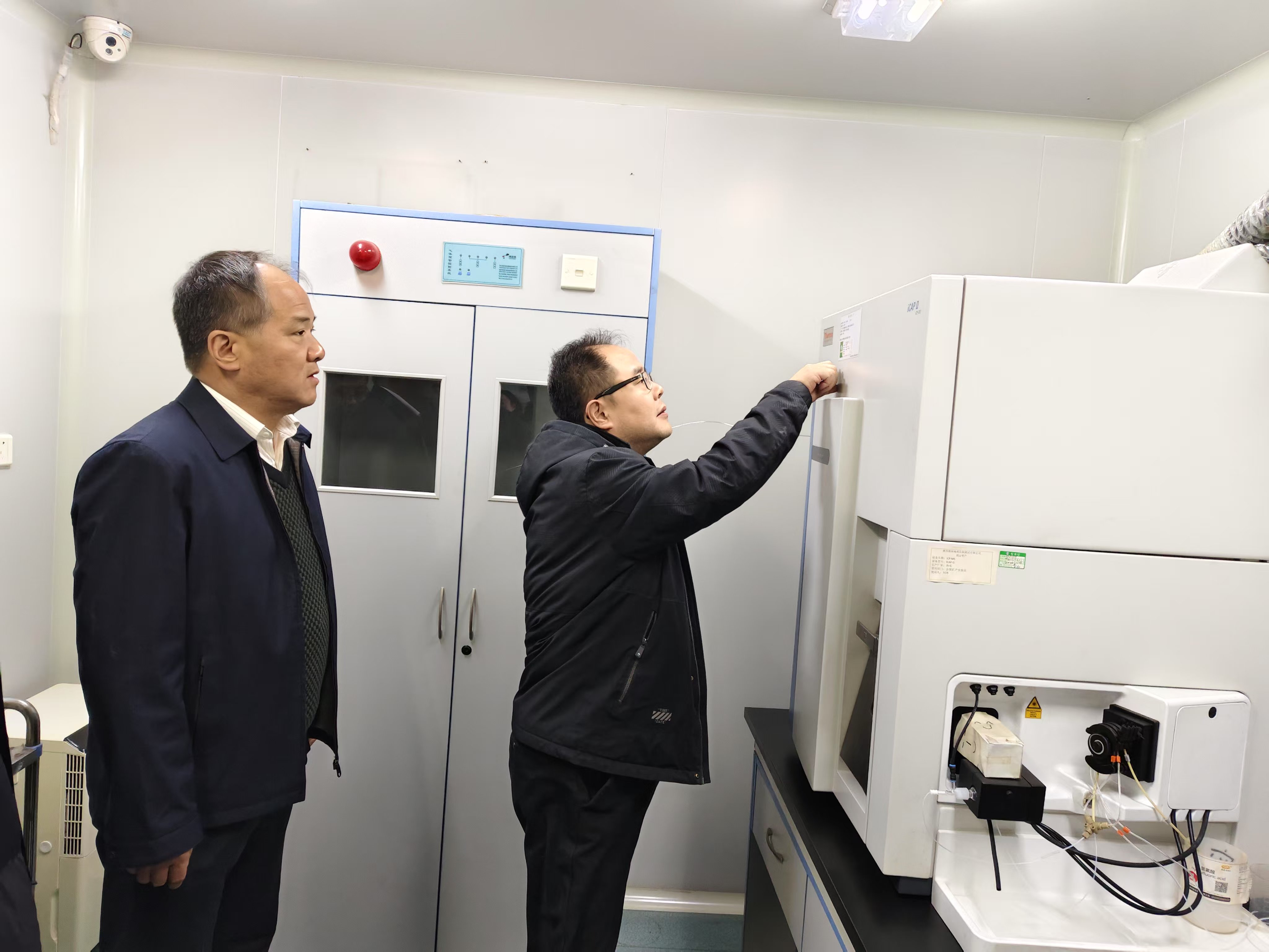 121739324279858113.jpeg 2月7日,陕煤地质集团党委书记、董事长毛冬红到工程科技公司调研指导,工程科技公司党总支书记、董事长及领导班子成员全程陪同。毛冬红深入各个工作岗位,与一线员工亲切交谈。员工们积极反馈工作情况,毛冬红认真倾听,凭借自身丰富经验,与大家一同探讨分析市场现状及行业发展趋势,让员工们切实感受到集团领导的关怀与重视,现场交流气氛热烈,员工工作热情高涨。(摄影:王玺)-2.jpg