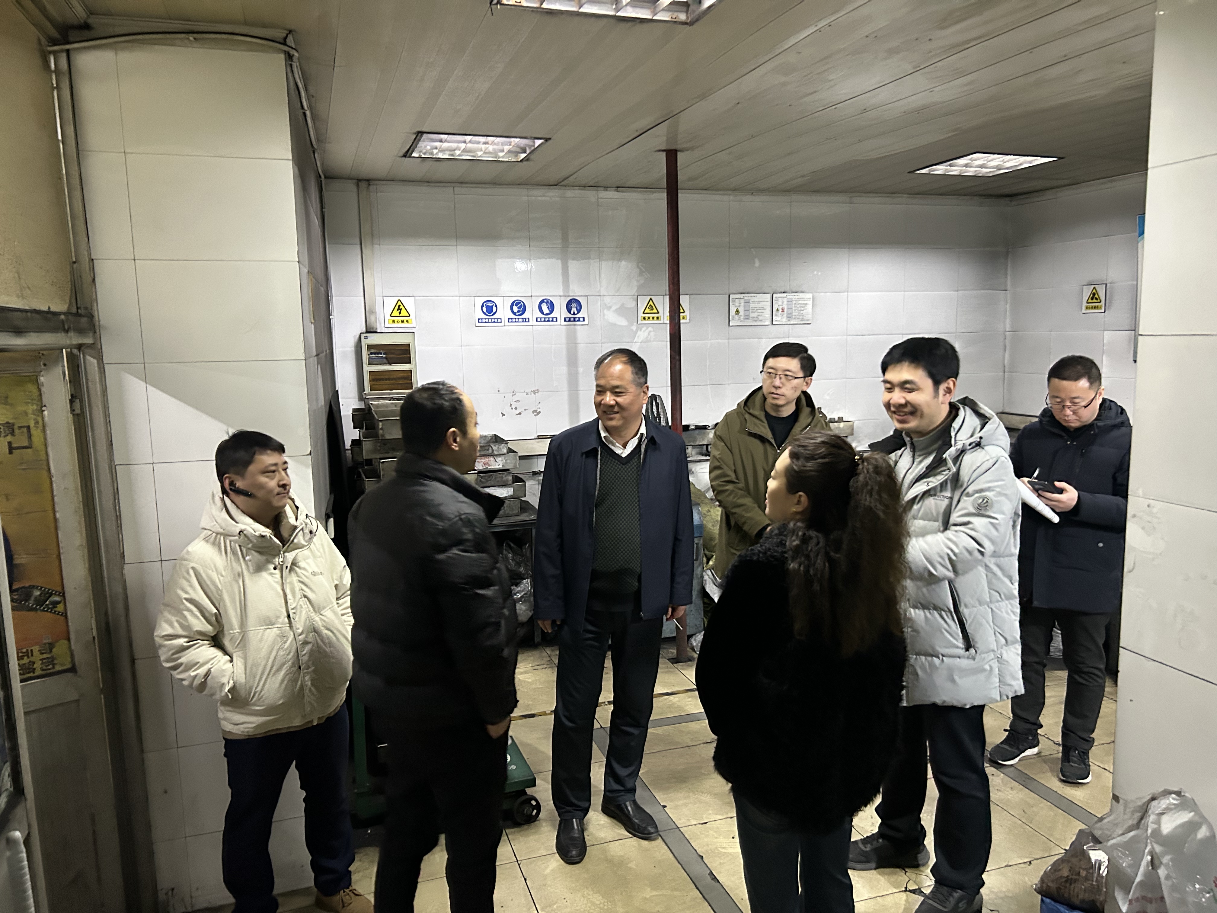 121739324991950842.jpeg 为进一步传递公司对员工的深切关爱与鼓励,2月6日,工程科技公司党总支书记、董事长张健携领导班子成员深入各个工作区域,亲切慰问每一位员工,为新一年的工作注入了温暖与活力。(摄影:姜鸣).jpg