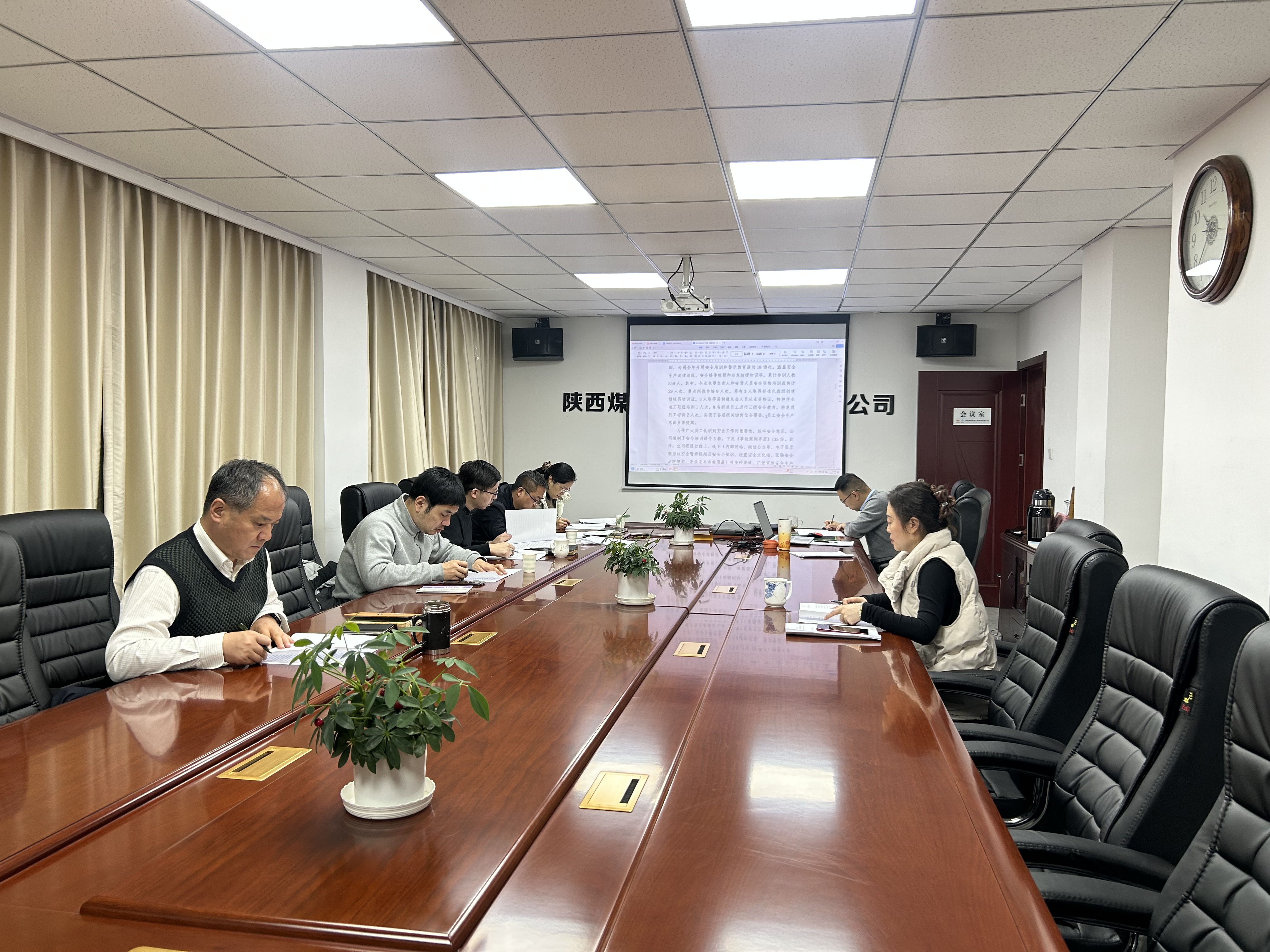 2月7日下午，陕西煤田地质工程科技有限公司召开了2025年第1次理论中心组（扩大）学习会议。会议由党总支书记、董事长张健主持，公司其他班子成员共同参与，旨在深入学习重要理论精神，为公司新一年的发展明确方向，凝聚力量。（摄影：姜鸣）.jpg