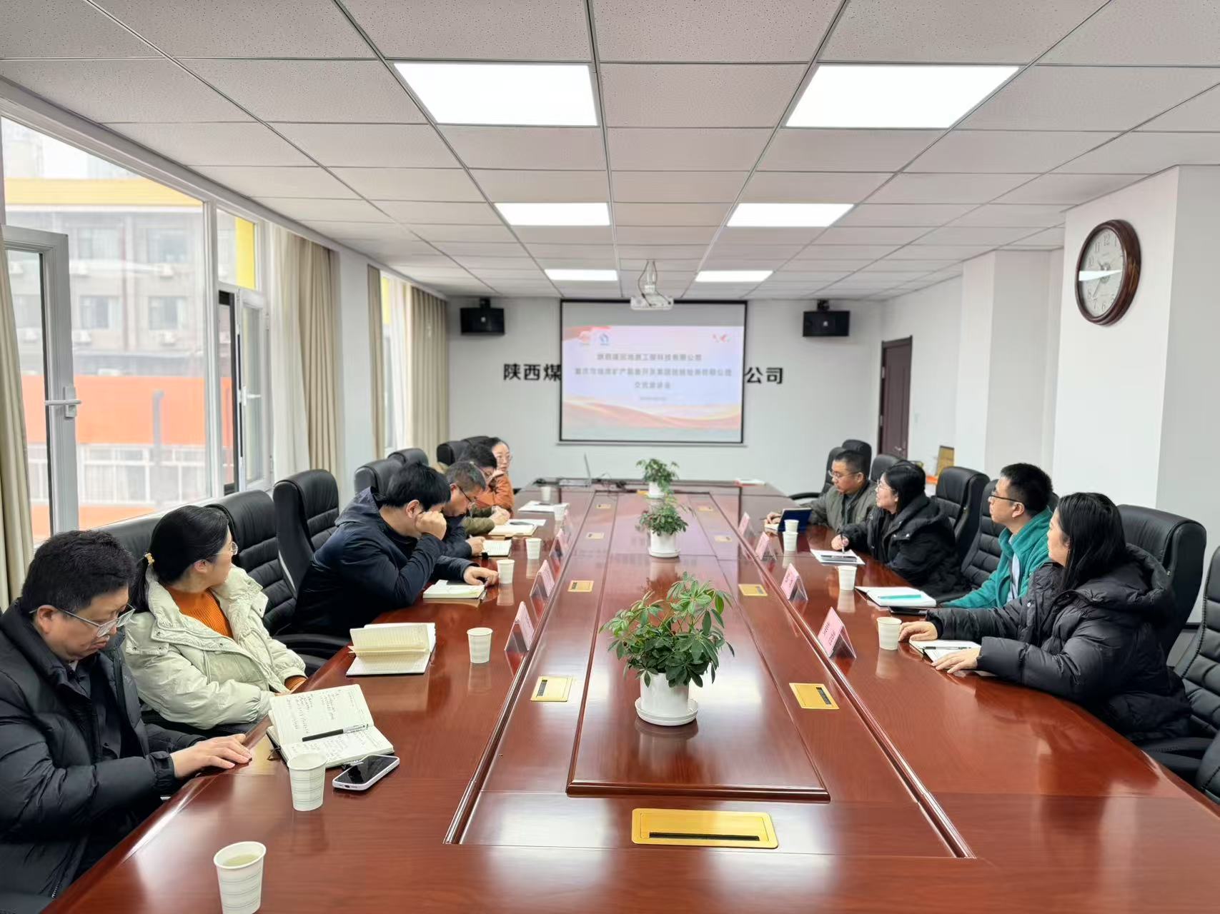 251740445659981662.jpeg 2月19日,重庆市地质矿产勘查开发集团检验检测有限公司资源环境所所长李姝一行到工程科技公司走访交流。公司副总经理杨东峰、副总经理宋文宗及各实验室负责人员参加座谈。(摄影:陈妍冰).jpg