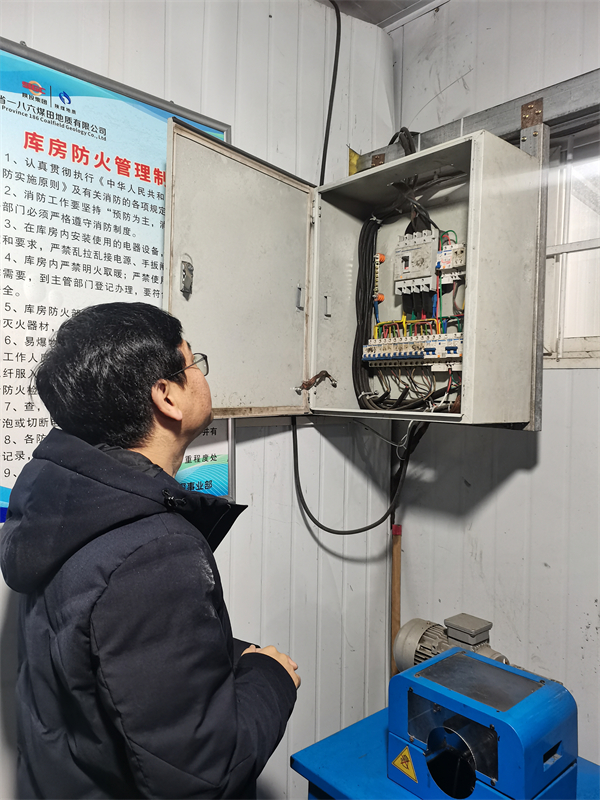 近日，一八六公司副总经理张立立到矿井一处进行安全检查。（摄影：白龙龙）  (2).jpg